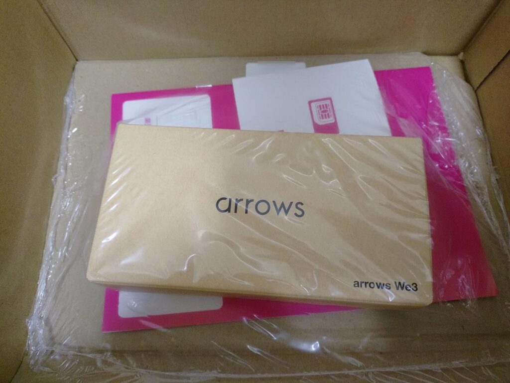 楽天モバイルから届いた段ボールの中身。arrows We3 の箱と SIM カード、説明書